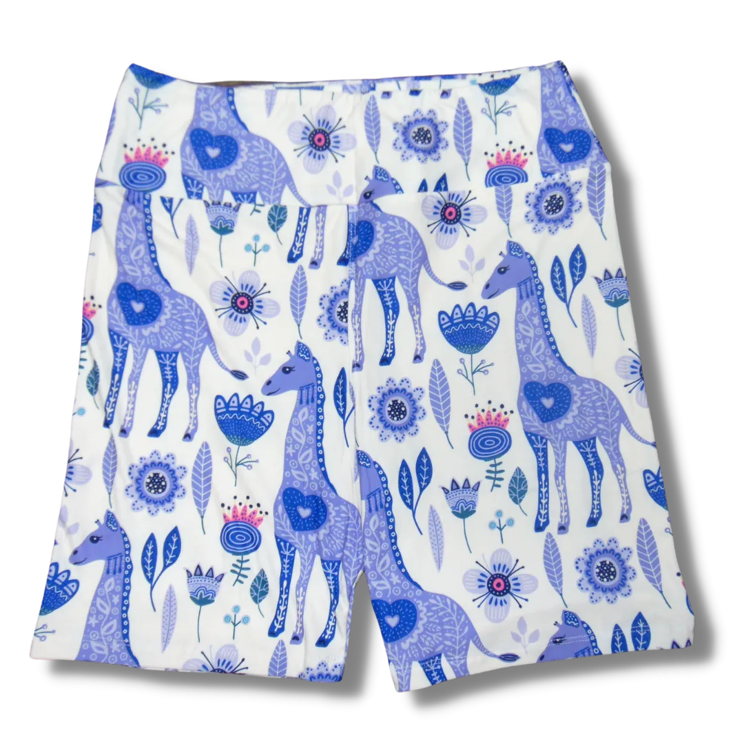 Giraffe in Biker-Slip Shorts 6"